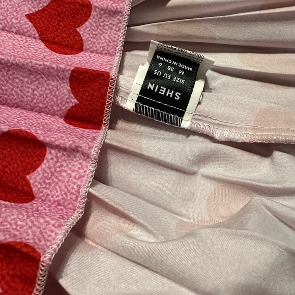 Holiday Pink Pleated Skirt with Red Heart Design Size Med Festive Girly Quirky - Picture 7 of 7